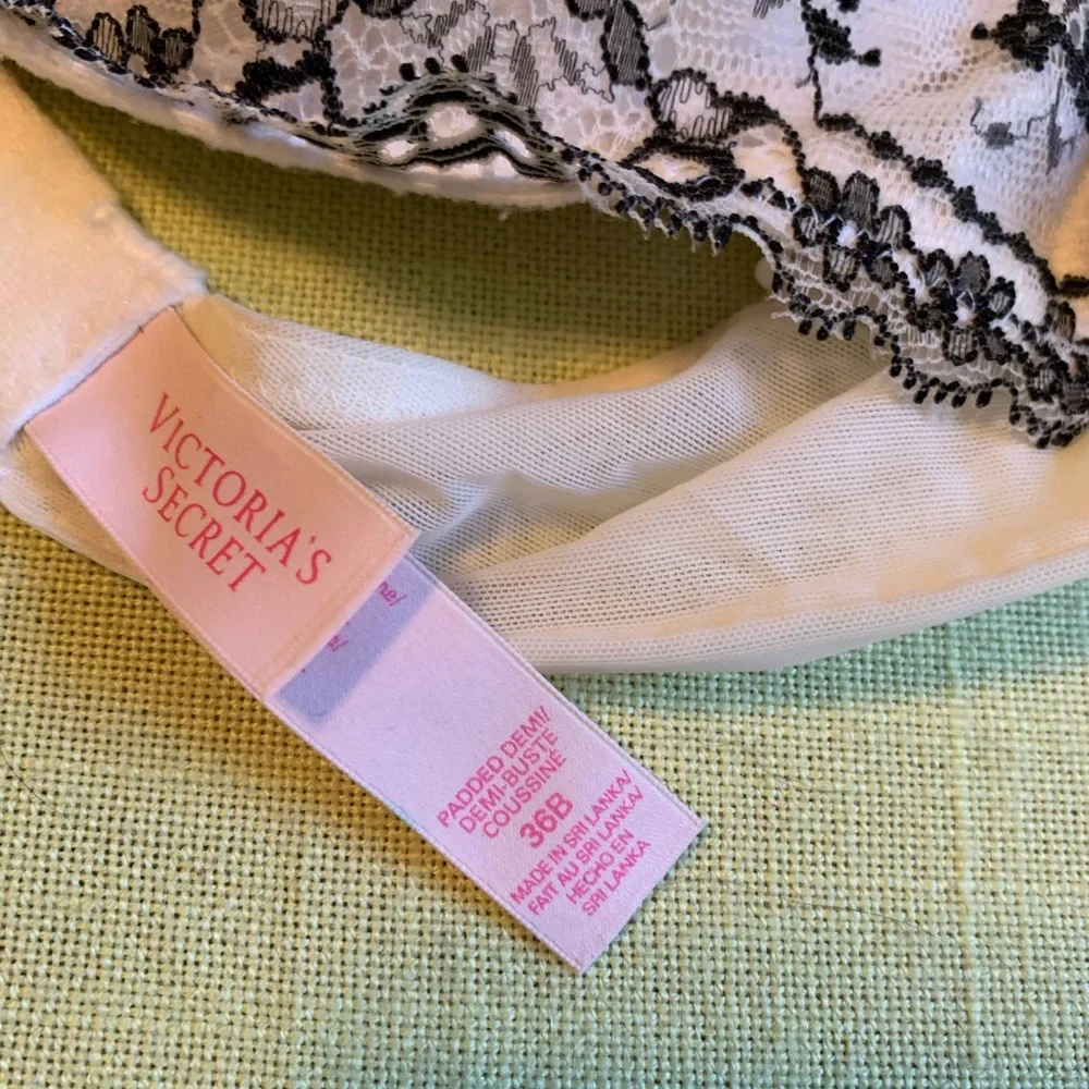 Victoria’s Secret lace push up bra 36B - Picture 3 of 3